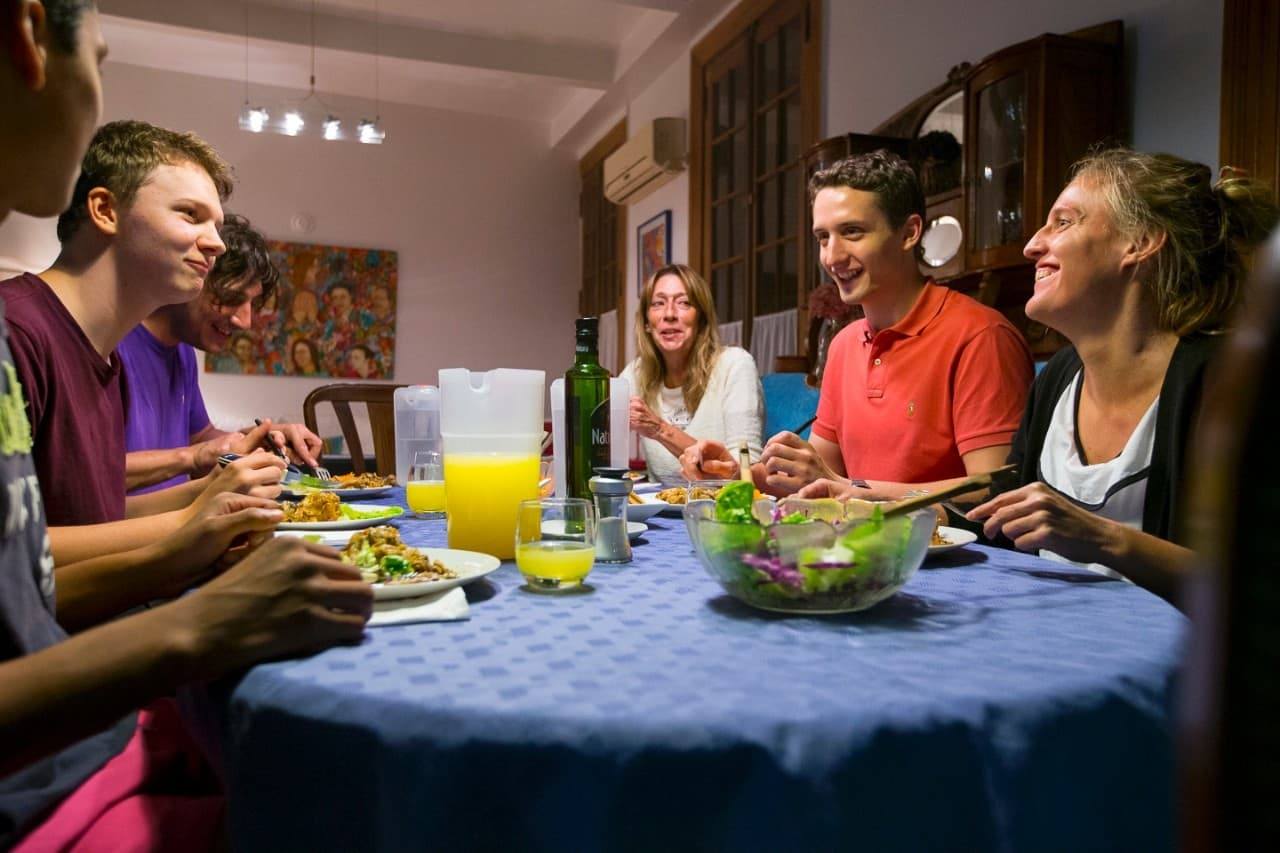 NYU students eating dinner at homestay in Buenos Aires