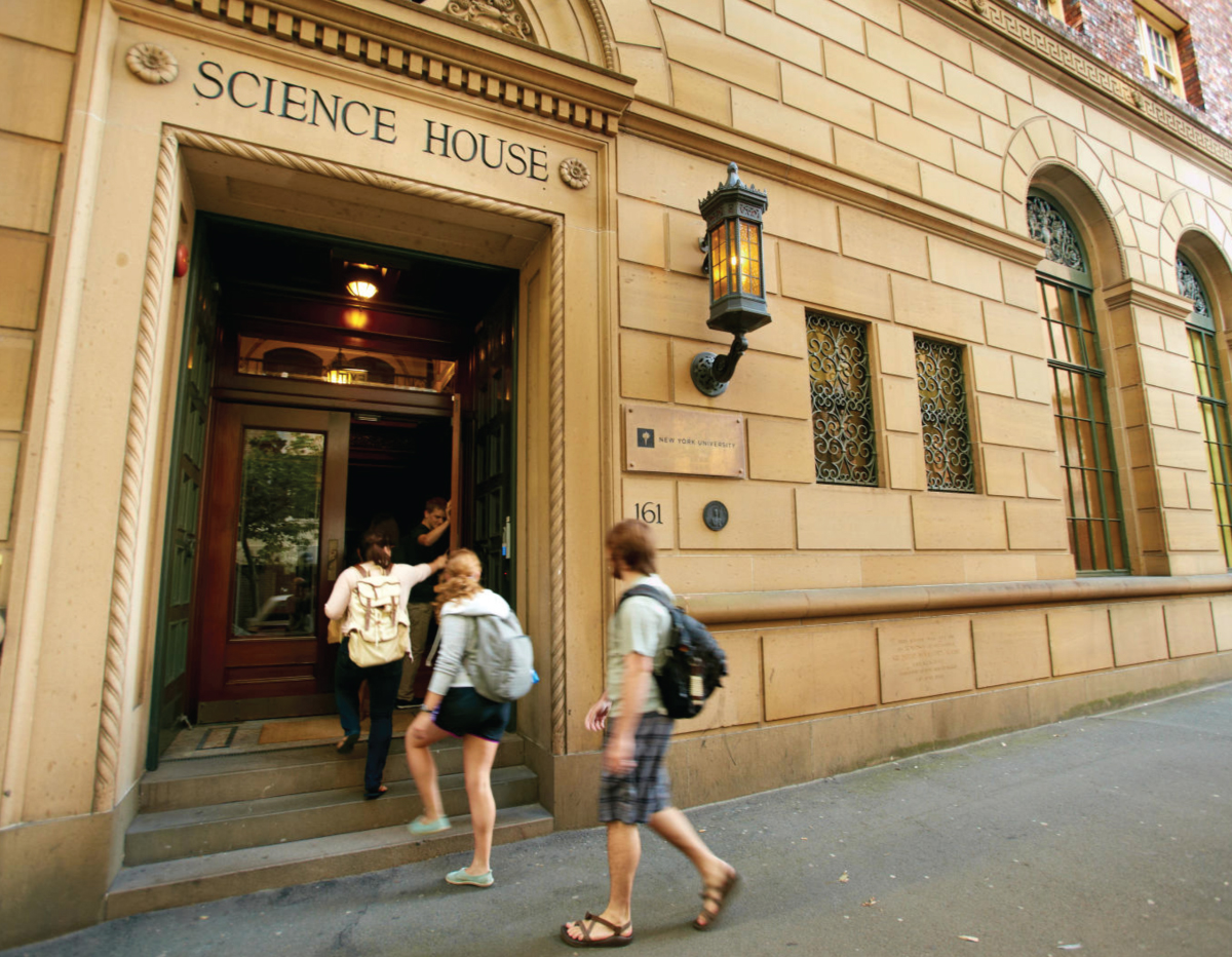Students entering the Science House at NYU Sydney.