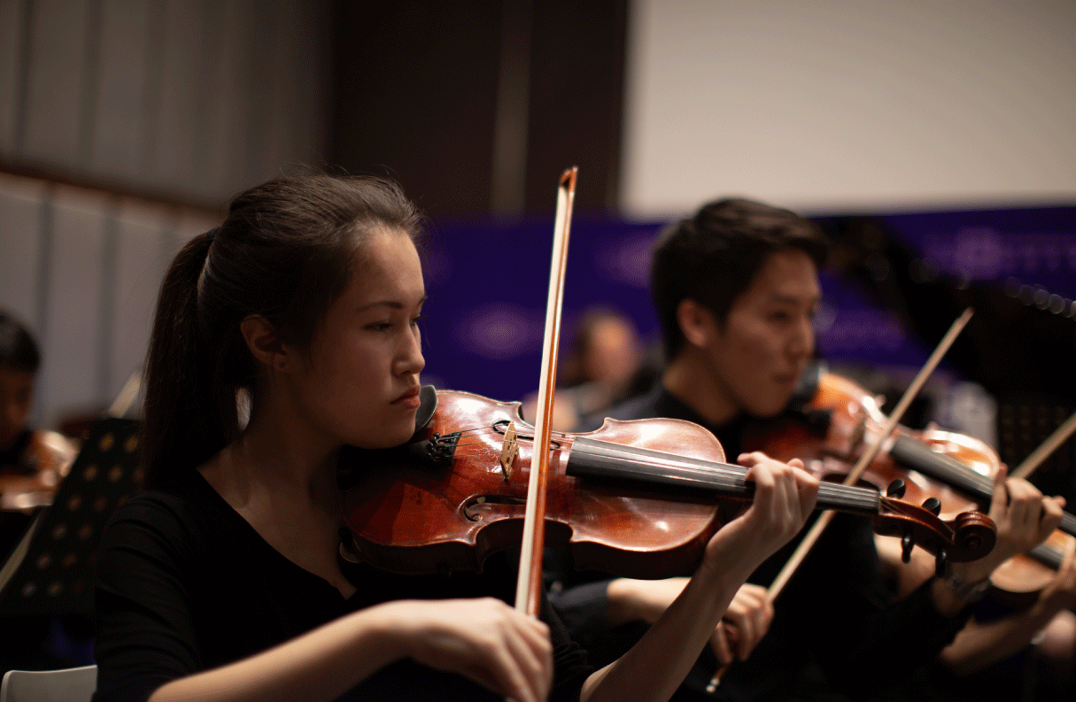 An NYU student playing the violin.