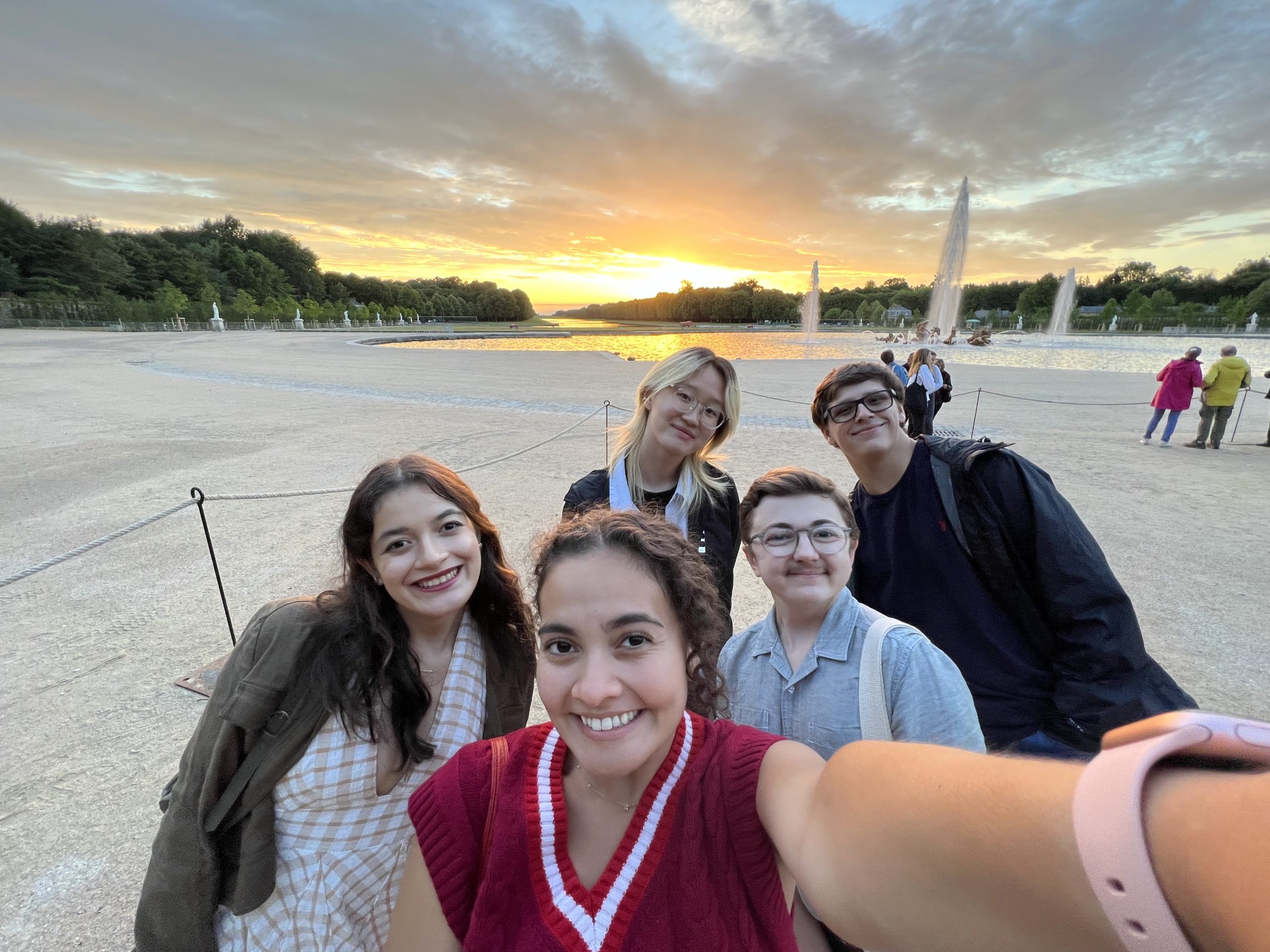 Group photo of NYU Paris trip to Versailles
