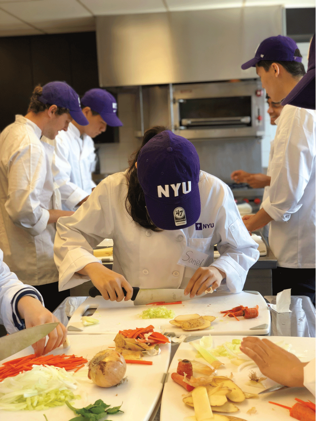 A student chopping vegetables in the NYU Food Lab.